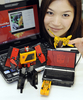 都内・タカラトミー（Tomy）本社で展示された形の変わるロボット玩具「トランスフォーマー デヴァイスレーベル」シリーズのブロードブラストとUSBメモリに変形するチータス（2010年6月28日撮影）。(c)AFP/Yoshikazu TSUNO