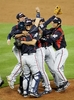 第2回ワールド・ベースボール・クラシック（%%2009 World Baseball Classic%%）決勝、韓国を延長10回5-3で下し、大会連覇を果たして喜びを分かち合う日本の選手。（2009年3月23日撮影）(c)AFP/Getty Images/Stephen Dunn