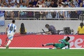 サッカーコパ・アメリカ準々決勝、アルゼンチン対エクアドル。PK戦でシュートをミスするアルゼンチンのリオネル・メッシ（左、2024年7月4日撮影）。(c)CHARLY TRIBALLEAU / AFP