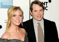ニューヨーク（New York）で開催中の「2008トライベッカ映画祭（2008 Tribeca Film Festival）」で行われた映画『Finding Amanda』のプレミア上映会に登場した、女優のブリタニー・スノウ（Brittany Snow、左）とマシュー・ブロデリック（Matthew Broderick）（2008年4月29日撮影）。(c)AFP/Getty Images/Stephen Lovekin