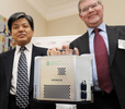 都内の英国大使館で、直接メタノール形燃料電池（DMFC）の試作品「P3B」を発表する日立製作所（Hitachi）の真鍋靖（Yasushi Manabe）新事業開発本部長（左）と英プロセス・イノベーション・センター（Centre for Process Innovation、CPI）のグラハム・ヒリアー（Graham Hillier）氏（2009年2月24日撮影）。(c)AFP/Yoshikazu TSUNO