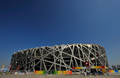 中国・北京（Beijing）のオリンピック公園（Olympic Park）にある、「鳥の巣（Bird&apos;s Nest）」の愛称を持つ北京五輪のメーンスタジアム、国家体育場（National Stadium、2008年8月2日撮影）。(c)AFP/TEH Eng Koon