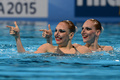 第15回世界水泳選手権（15th FINA World Championships）は21日、スペイン・バルセロナ（Barcelona）でシンクロナイズドスイミングのデュエット・テクニカルルーティン（TR）が行われ、ロシアのスベトラナ・ロマシナ（Svetlana Romashina）／スベトラナ・コレスニチェンコ（Svetlana Kolesnichenko）組が優勝した。

デュエットTR予選の演技に臨むロシアのスベトラナ・ロマシナ／スベトラナ・コレスニチェンコ組（2013年7月21日撮影）。(c)AFP/JAVIER SORIANO