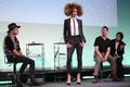 都内で開催されたヘアスタイリングブランド「サンスター VO5」の新作「スーパーキープヘアスプレイ」発表会にて。オススメのアレンジを提案するヘアスタイリストのシャーリー・ル・マンデュ（CHARLIE LE MINDU、右）とモデルのメイクを担当したSHIMAの奈良裕也（Yuya Nara、2011年3月8日撮影）。(c)MODE PRESS