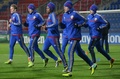 サッカー欧州チャンピオンズリーグ2013-14（UEFA Champions League 2013-14）のヴィクトリア・プルゼニ（Viktoria Plzen）戦を翌日に控え、試合会場で最終調整を行うCSKAモスクワ（CSKA Moscow）の選手（2013年12月9日撮影）。(c)AFP/MICHAL CIZEK