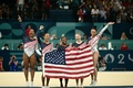 パリ五輪、体操女子団体決勝。金メダル獲得を喜ぶシモーネ・バイルス（中央）ら米国の選手（2024年7月30日撮影）。(c)Loic VENANCE/ AFP