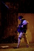 豪メルボルン・ブライトン地区の人質事件現場に出動した武装警察（2017年6月5日撮影）。(c)AFP/Mal Fairclough