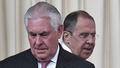 ロシアの首都モスクワで、セルゲイ・ラブロフ外相（奥）と共同記者会見を開くレックス・ティラーソン米国務長官（2017年4月12日撮影）。(c)AFP/Alexander NEMENOV
