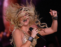 コロンビア出身の歌手シャキーラ（Shakira）が4月29日、アラブ首長国連邦（UAE）アブダビ（Abu Dhabi）で開催されたコンサートに出演した（4月29日撮影）。(c)AFP/KARIM SAHIB