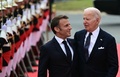 Dデー80年の記念式典が開催された仏ノルマンディーで、言葉を交わす米国のジョー・バイデン大統領（右）とフランスのエマニュエル・マクロン大統領（2024年6月6日撮影）。(c)MIGUEL MEDINA / AFP
