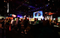 米ロサンゼルスで開催された世界最大級のゲーム見本市「E3」で、ユービーアイソフトのゲームをプレイするファンら（2019年6月11日撮影）。(c)Frederic J. BROWN / AFP