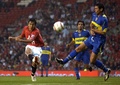 オールド・トラフォード（Old Trafford）で開催されたボーダフォンカップ（Vodaphone Cup）のボカ・ジュニアーズ（Boca Juniors）戦で、ボールを蹴る浦和レッドダイヤモンズ（Urawa Red Diamonds）の長谷部誠（Makoto Hasebe、2004年8月3日撮影）。(c)AFP/PAUL BARKER