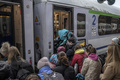 ウクライナ国境に近いポーランド南東部プシェミシルの駅で、ワルシャワ行きの列車に乗るウクライナ難民（2022年4月1日撮影）。(c)Angelos Tzortzinis / AFP