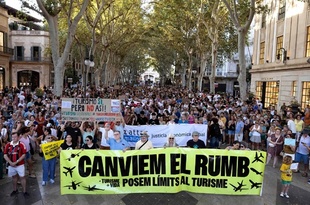 スペイン・バレアレス諸島、反観光デモに2万人参加