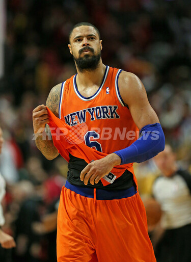 NBA ニューオーリンズホーネッツ タイソン・チャンドラー選手　ユニフォーム ニックスのチャンドラーが骨折、6週間離脱 写真1枚 国際ニュース
