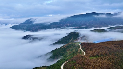 雲海をまとう晩秋の山々　中国雲南省昭通市