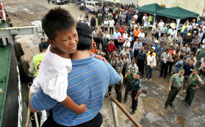 フェリー転覆事故から3日目、200人を救出 - インドネシア
