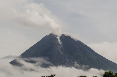 国際ニュース:AFPBB Newsムラピ山が噴火、3キロ先にも高温の灰 インドネシア