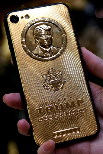金色に輝くトランプ・スマホ、お値段は32万円から ロシア