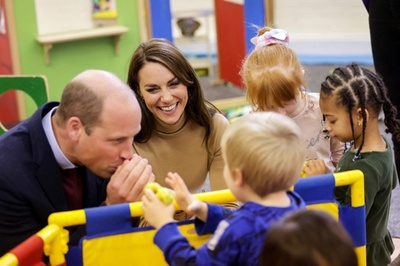 ウィリアム英皇太子夫妻、保育園児らと交流