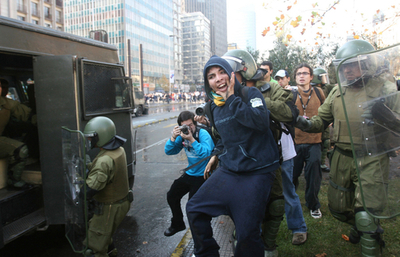 過去30年間で最大、首都で教育改革求める大規模デモ - チリ