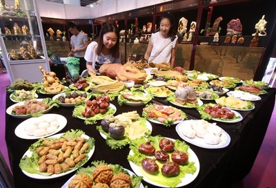 テーブルいっぱいの「美食」でも食べられません　北京