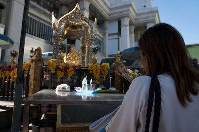 バンコク爆発、現場の「エラワン廟」が再開