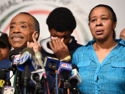 白人警官による黒人窒息死事件、米司法省が調査へ