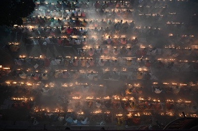 【今日の1枚】寺院を囲み断食行事、バングラデシュ