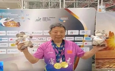 84歳の中国男性、世界卓球マスターズ選手権で金2銀1 100歳まで現役続行