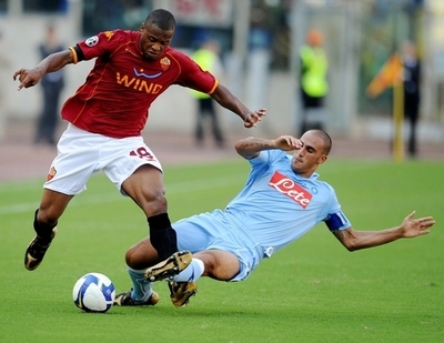 ナポリ サポーターの暴力行為により処分