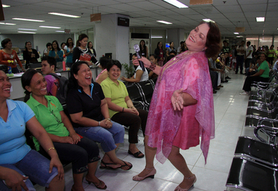 「踊る税務課職員」で税収大幅アップ、フィリピン市役所