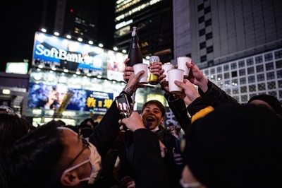 渋谷で新年を祝う人々、大みそかには反マスクデモも