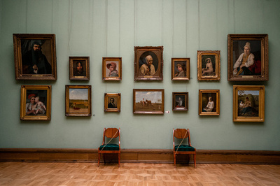 美術館警備員、顔のない人物画にペンで「目」 ロシア