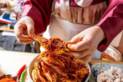 キムチ手づかみ、カルビ直乗せ…韓国の女性、お相手の実家の“過剰なおもてなし”にドン引き