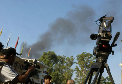 パキスタン治安部隊がモスクに強行突入、約40人の遺体が散乱、50人投降