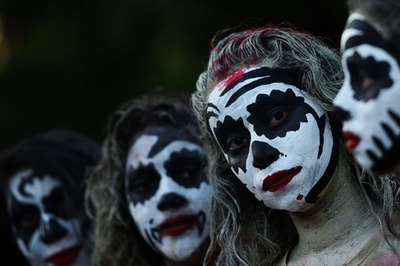 中米エルサルバドルで「死者の日」のパレード