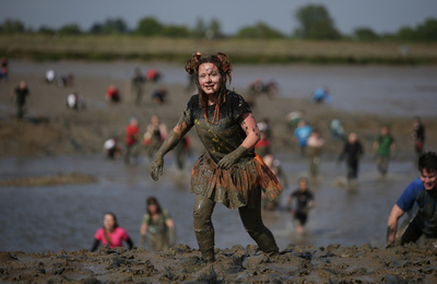 泥なんてへっちゃら！ 英「モルドン泥んこレース」