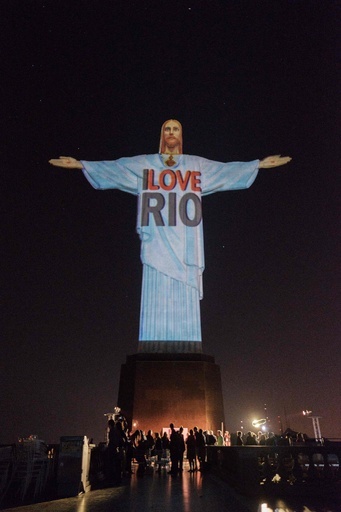 五輪目前、リオのキリスト像がライトアップ