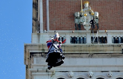 「天使の飛行」に2万人、ベネチア伝統のカーニバル