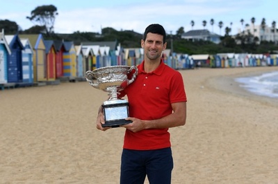 全豪OP制覇ジョコビッチ、メルボルンのビーチで写真撮影