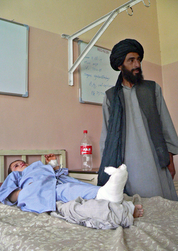 駐留NATO軍が誤爆か、民間人52人死亡 アフガン南部