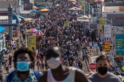 連休の米国、行楽地に多くの人出