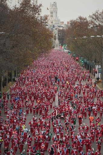 通り埋め尽くすサンタ姿の走者、スペインでチャリティーマラソン
