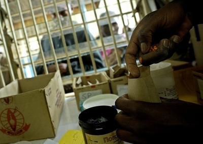 ケニアの薬1/3が偽物、取り締まりに情報庁動員