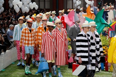 エンタテイメント性溢れる「トム・ブラウン」19年春夏メンズ