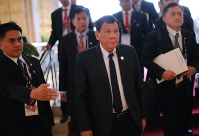 ドゥテルテ氏、「英雄」プーチン氏と対面 米への不満ぶちまける