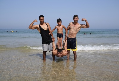 路上筋トレ「ストリートワークアウト」、ガザ市の砂浜で