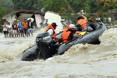 台風8号、水害おさまらぬフィリピン 死者20人に