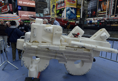 タイムズスクエアにパブリックアート、リサイクル資材を利用